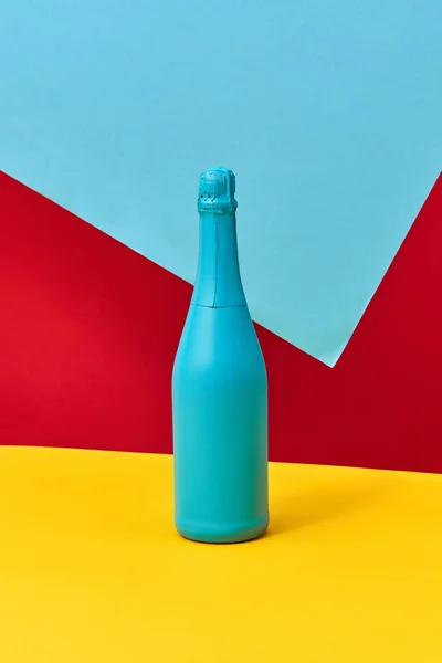Creativo Blu Dipinto Bottiglia Vino Vacanza Modello Uno Sfondo Tricolore — Foto Stock