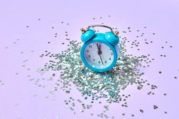 Ano Novo Despertador Com Quase Doze Horas Fundo Lavanda Com — Fotografia de Stock