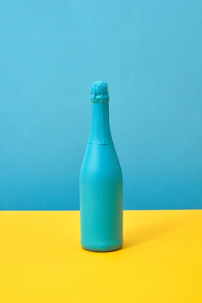 Verniciato Creativo Spray Mock Blu Uno Sfondo Giallo Blu Duotono — Foto Stock
