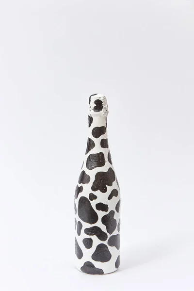 Botella Champán Decorativa Pintada Blanco Con Manchas Negras Sobre Fondo —  Fotos de Stock