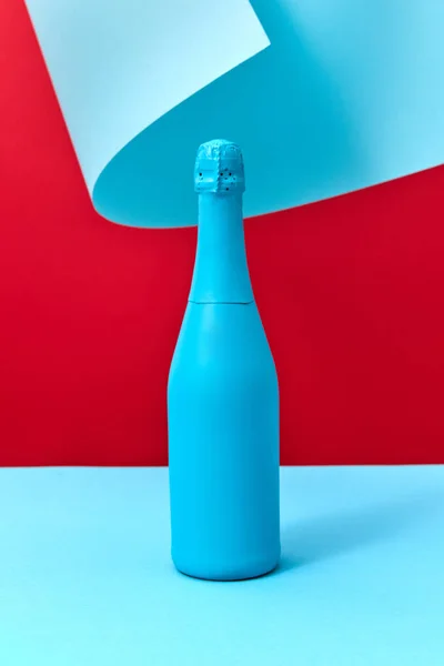 Modèle Bouteille Vin Bleu Peint Créatif Sur Fond Duotone Avec — Photo