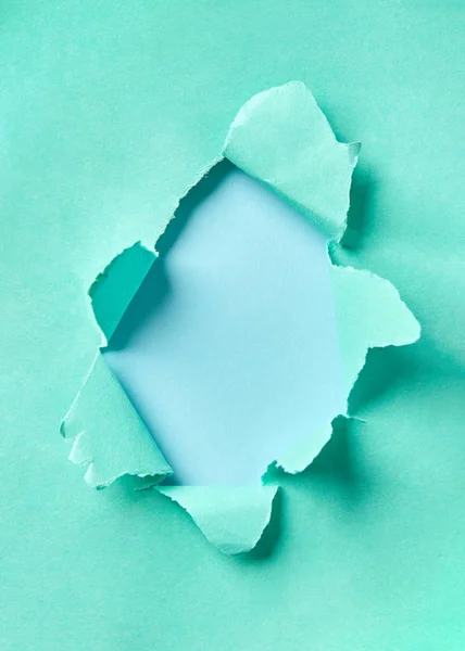 Creatief Handgemaakt Frame Van Gescheurd Turquoise Papier Een Pastelblauwe Achtergrond — Stockfoto