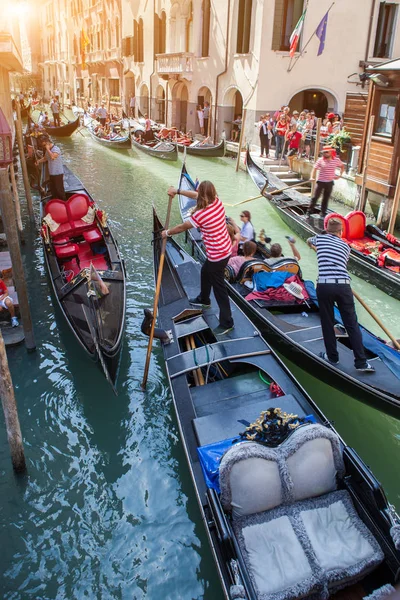 Several Gondolas Gondoliers Venice Italy Beautiful View Grand Canal — Stock Photo, Image