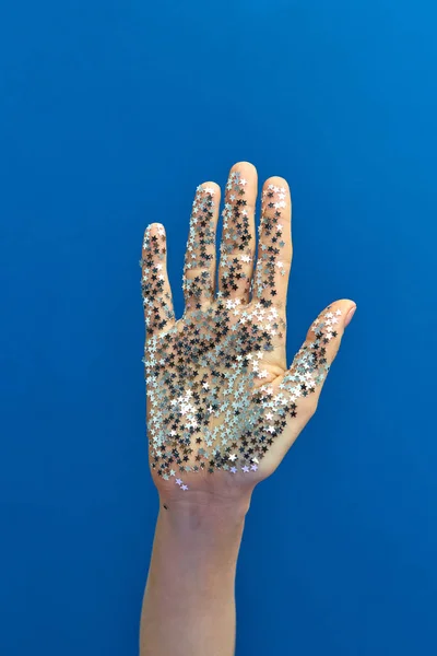 Mano Della Donna Con Stelle Argentate Luminose Sfondo Blu Copiare — Foto Stock