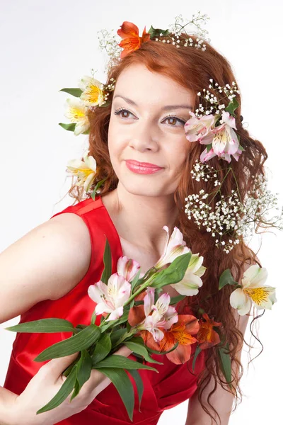 春の花と美しい女性のポートレート — ストック写真