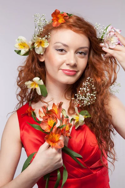 Portret Van Mooie Vrouw Met Lentebloemen — Stockfoto