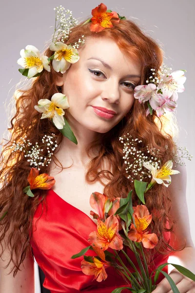 漂亮的女人和春天的花朵的肖像 — 图库照片