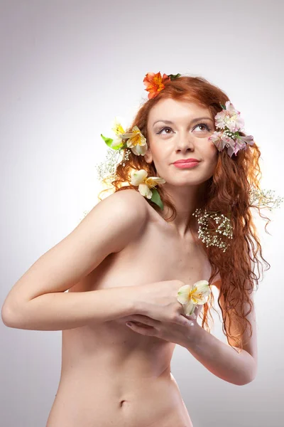 Retrato Mulher Nua Bonita Com Flores Primavera — Fotografia de Stock