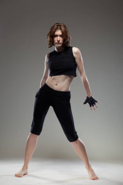 çekici bir genç kadın dans