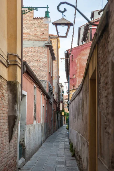 Venetiaanse Gebouwen Vertegenwoordigden Een Smalle Straat Italië Smalle Weg Venetië — Stockfoto