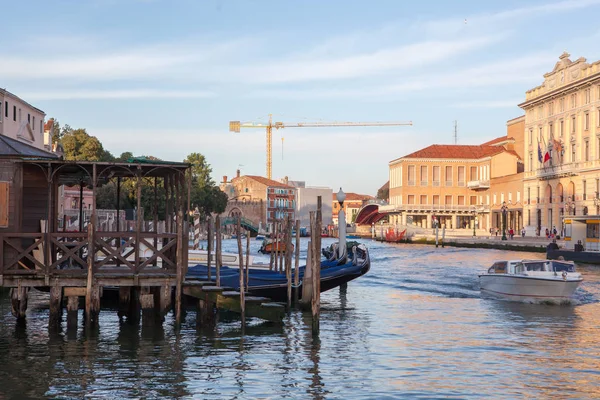 威尼斯是欧洲最受欢迎的旅游胜地 五彩缤纷的中古建筑立面构成的大运河美景 — 图库照片