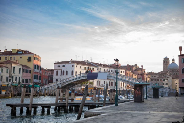 把威尼斯描绘成欧洲最受欢迎的旅游胜地 五彩缤纷的中古建筑立面构成的大运河美景 — 图库照片