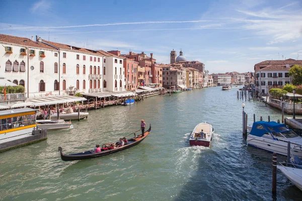 意大利威尼斯里阿尔托桥 Rialto Bridge 的大运河景观 带有贡多拉 Gondolas 和五彩斑斓的中世纪建筑立面 — 图库照片