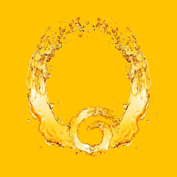 Emblema Abstracto Salpicar Cerveza Brillante Sobre Fondo Amarillo Con Espacio —  Fotos de Stock