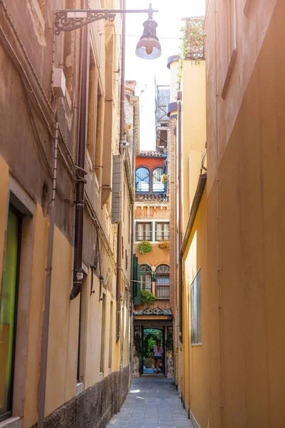 Italienska Destinationen Venedig Smala Venetianska Stigen Pittoresk Gata Historiska Venedig — Stockfoto