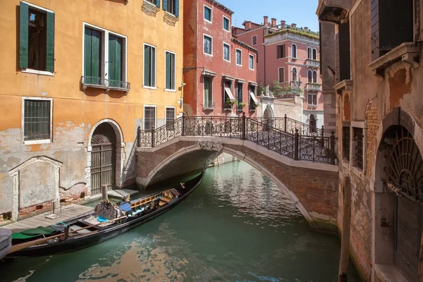 Smal Kanal Bland Gamla Färgglada Tegelhus Venedig Italien Vacker Bro — Stockfoto