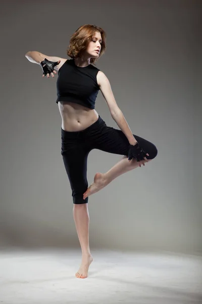 Приваблива Молода Жінка Танцює — стокове фото