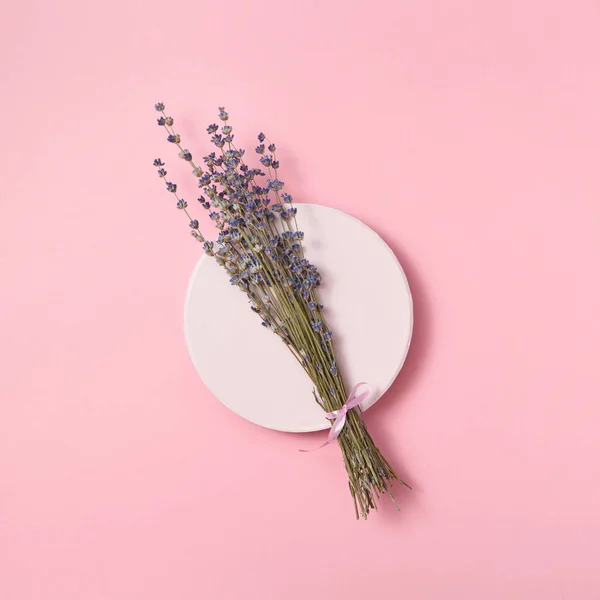 Ramoscello Lavanda Naturale Una Tavola Ceramica Rotonda Uno Sfondo Rosa — Foto Stock