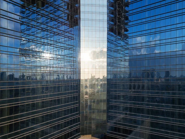 Vista Aérea Las Ventanas Modernas Del Edificio Oficinas Reflejo Del — Foto de Stock