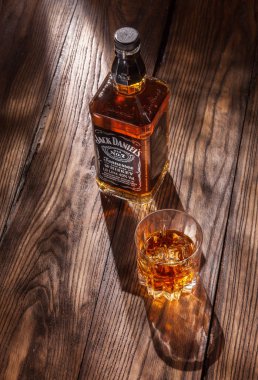 Ukrayna, Kyiv-Mart 11, 2015. Bir şişe Jack Daniel 's, bardaklı, Tennessee viskisi. Jack Daniel 's, Tennessee viskisinin bir türüdür. Dünyadaki en çok satan Amerikan viskisidir..