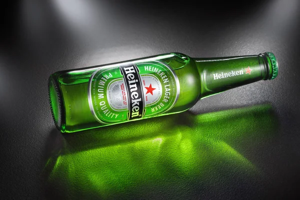 Ukrayna, Kyiv - 2 Nisan 2014. 70 'ten fazla ülkede 125' ten fazla bira fabrikası işleten Heineken International 'ın sancak gemisi.