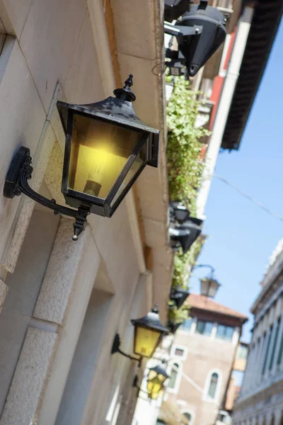 Talyan Caddesinde Parlak Sarı Işık Saçan Eski Moda Fenerlerle Dolu — Stok fotoğraf