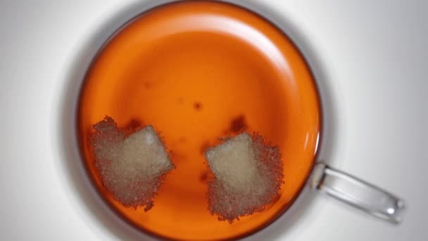 Kopje zwarte thee met melk splash op een witte — Stockvideo