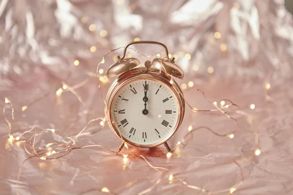 Golden Alarm Clock Time Midnight Shiny Cooper Abstract Background String — Stock Photo, Image