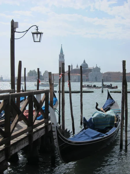 意大利圣乔治马吉奥教堂 San Giorgio Maggior Church Venice 的背景下 意大利传统的贡多拉 Gondola 停在老式木制泊位附近 — 图库照片