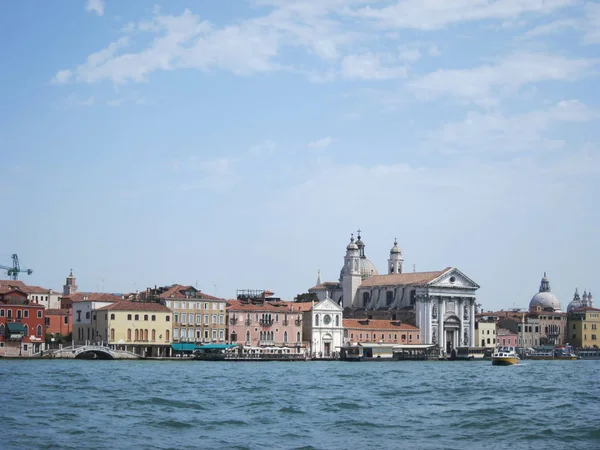 ヴェネツィアの古い歴史的な部分への海洋の街並み夏の日に古い様式の家や寺院とイタリア — ストック写真