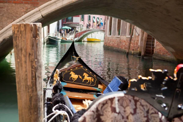 在意大利威尼斯的老式建筑之间 沿着狭窄的水路在意大利传统的小船上游览 — 图库照片