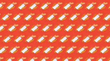 Sonbahar renklerinde yapraklar ve mercan zemin üzerinde beyaz kağıtlardan oluşan yaratıcı bir arka plan. Düz yatıyordu.