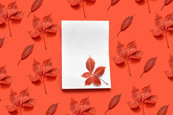 Glückwunschkarte Mit Leerem Weißen Papierblatt Und Roten Bio Traubenblättern Auf — Stockfoto
