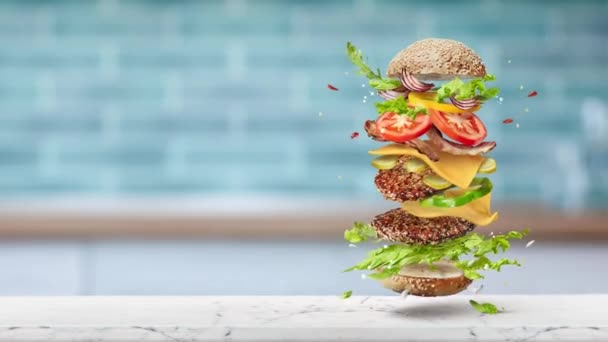 Ингредиенты Чизбургера Гамбургер Сэндвич Сыром Помидорами Говядиной Видео — стоковое видео