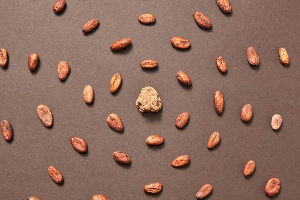 Шматок Свіжої Природної Маси Какао Середині Харчового Візерунка Какао Бобів — стокове фото