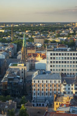 Eski ve modern evlere sahip tarihi şehir manzarası Riga şehri, Letonya yaz güneşli bir günde.