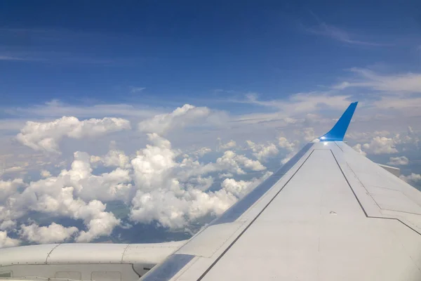 Flügel Eines Flugzeugs Das Den Blauen Wolkenverhangenen Himmel Fliegt Blick — Stockfoto