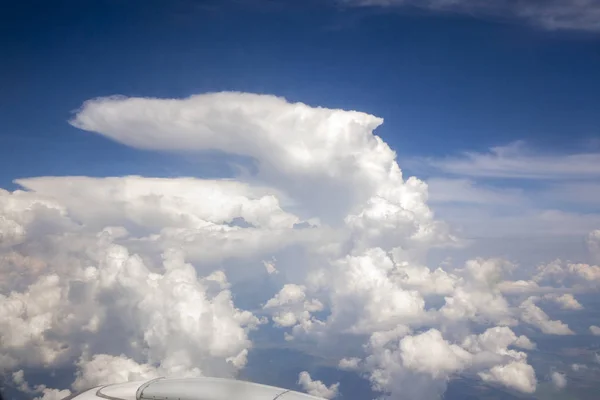 Widok Okna Samolotu Skrzydła Samolotu Tle Błękitnego Zachmurzonego Nieba Słoneczny — Zdjęcie stockowe