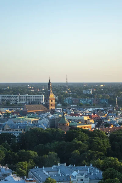 拉脱维亚里加大教堂和里加市绿地上空的无人驾驶飞机在夏日晴朗蓝天的背景下拍摄的空中照片 — 图库照片