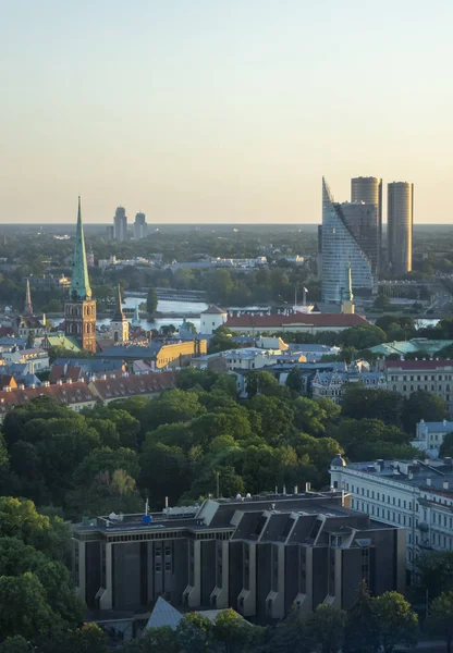 现代摩登人居住在拉脱维亚里加市历史上的摩天大楼里 无人机提供的空中图像 — 图库照片