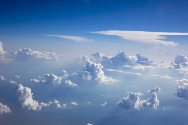 Heldere Heldere Blauwe Lucht Bedekt Witte Pluizige Wolken Een Zomer — Stockfoto