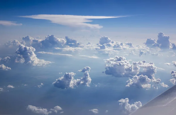 Parte Asa Avião Fundo Céu Nublado Azul Vista Janela Avião — Fotografia de Stock