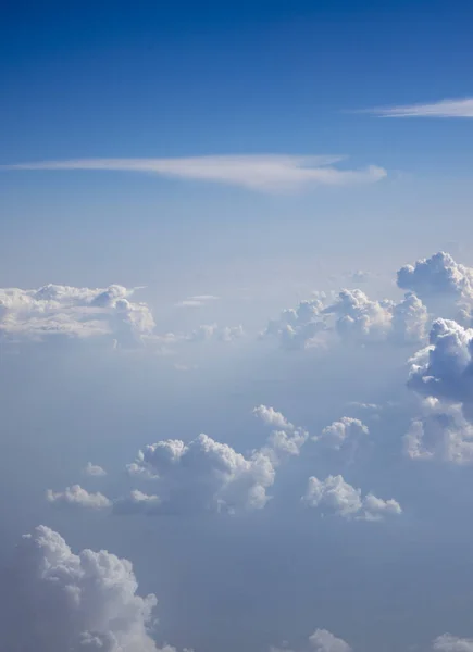 Letecký Pohled Načechrané Hromadné Bílé Mraky Pozadí Jasně Modré Oblohy — Stock fotografie