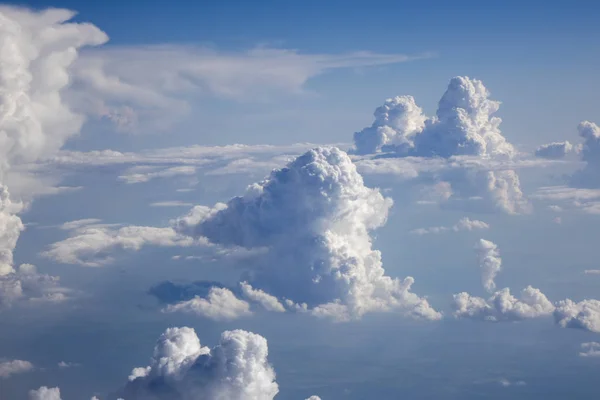 Jasne Jasne Błękitne Niebo Pokryte Białe Puszyste Chmury Cumulus Letni — Zdjęcie stockowe