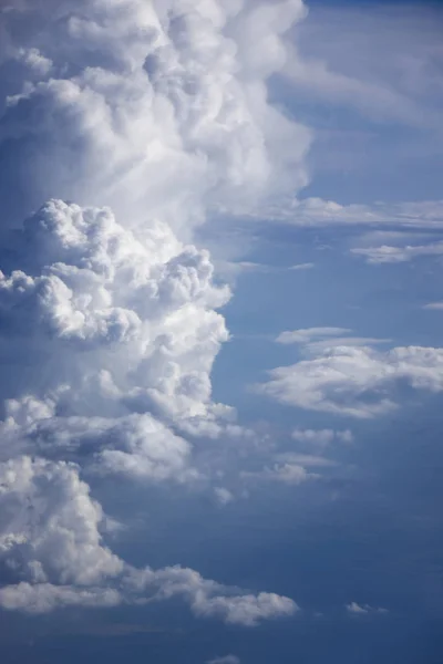 Luchtfoto Met Pluizige Cumulus Wolken Een Achtergrond Van Blauwe Lucht — Stockfoto