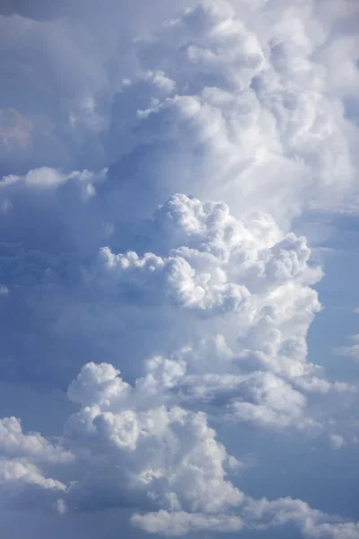 Słoneczne Promienie Oświetlają Duże Puszyste Chmury Cumulus Wysokim Niebieskim Niebie — Zdjęcie stockowe