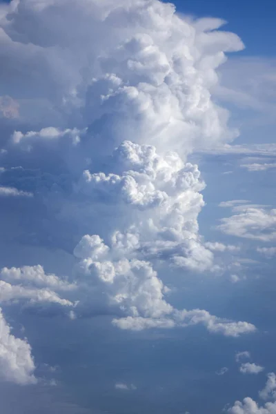 Μπλε Ουρανός Μεγάλα Άσπρα Σύννεφα Φωτισμένα Ηλιόλουστα Δοκάρια Μια Καλοκαιρινή — Φωτογραφία Αρχείου