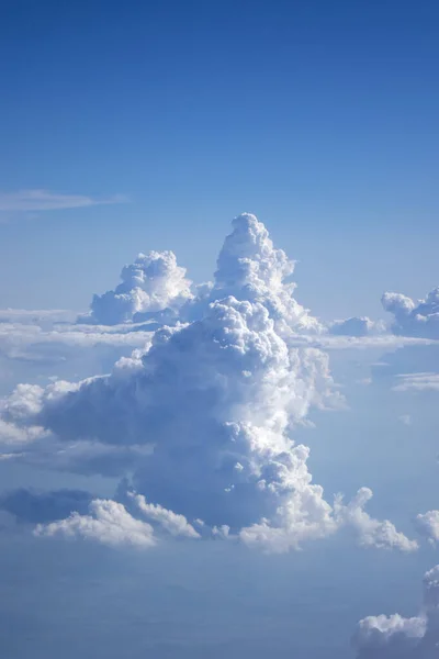 Αεροφωτογραφία Του Καταγάλανου Ουρανού Μεγάλα Πυκνά Σύννεφα Φωτισμένα Ηλιόλουστα Δοκάρια — Φωτογραφία Αρχείου