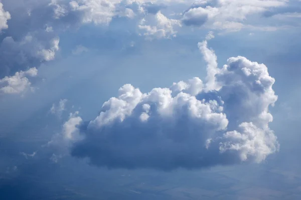 Niebiański Krajobraz Dużymi Chmurami Cumulus Oświetlony Jasne Słoneczne Promienie Błękitnym — Zdjęcie stockowe