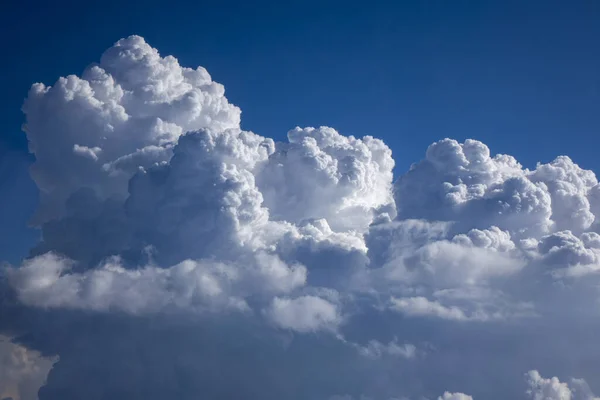Blauwe Hemel Met Grote Cumulus Wolken Verlichte Heldere Zonnige Stralen — Stockfoto
